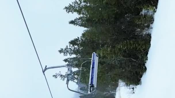 Pov Empty Ski Lift Χιονισμένο Ορεινό Δάσος Χειμώνα Ανελκυστήρα Καρέκλα — Αρχείο Βίντεο