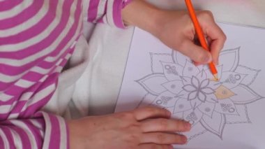 Stres önleyici sayfayı boyayan kadın. 4K kadın el boyaması mandala. Stresle savaşmak için kadın mandalaları boyuyor. Rahatlama hobisi zihinsel refah ve sanat terapisi. Kadın eskiz çiziyor, meditasyon süreci...