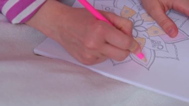 Stres önleyici sayfayı boyayan kadın. 4K kadın el boyaması mandala. Stresle savaşmak için kadın mandalaları boyuyor. Rahatlama hobisi zihinsel refah ve sanat terapisi. Kadın eskiz çiziyor, meditasyon süreci...