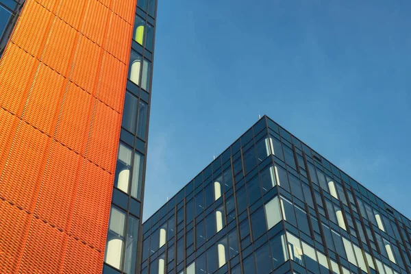 Moderno Edificio Oficinas Exterior Con Fachada Vidrio Sobre Fondo Cielo —  Fotos de Stock