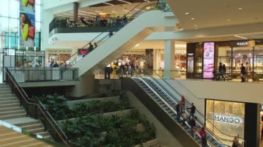 Gdansk Poland - Mayıs 2022 Forum Galeri Alışveriş Merkezi manzaralı bina. İnsanlar ünlü popüler dükkanlardan alışveriş merkezine doğru yürüyorlar. Modern alışveriş ve eğlence merkezi. 