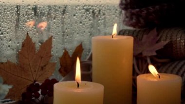 Şükran Günü ve Hello Fall, sonbahar tatillerini pencerenin kenarındaki evde kutluyoruz. Hygge atmosferinde sonbahar yaprakları, baharatlar ve sıcak sarı ışıkta örülmüş sıcak bir kazak. Seçici odak