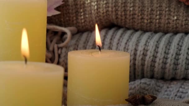 感恩节和 你好秋天 在舒适的家中 迎风飘扬 欢度秋节假日 秋天的树叶 香料和蜡烛在温暖的黄灯下 缀在舒适的针织毛衣上 有选择的重点 — 图库视频影像