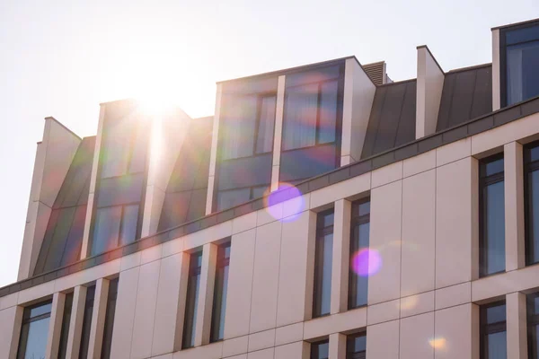 Moderno Edificio Oficinas Exterior Con Fachada Vidrio Sobre Fondo Cielo —  Fotos de Stock