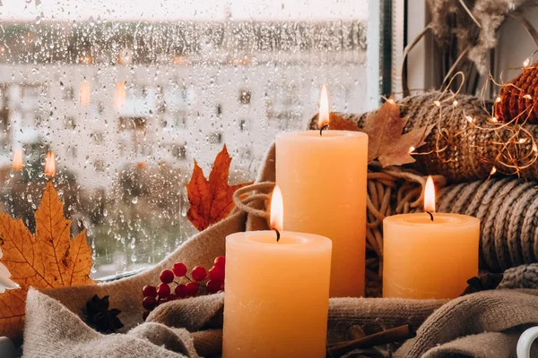 こんにちは秋 窓の居心地の良い家で秋の休日を祝う巨大な雰囲気感謝祭は暖かい黄色のライトで居心地の良いニットセーターに葉 スパイス ろうそくを残します 選択的フォーカス 雨窓の外 — ストック写真