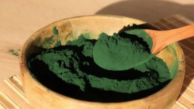 Mavi-yeşil klorella ve bambu eko kasesinde spirulina tozu, vegan, vejetaryen ya da bitki temelli diyet multivitamin B12, kaşıkta süper toz. Gıda takviye kaynağı