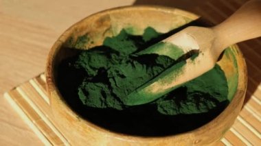 Mavi-yeşil klorella ve bambu eko kasesinde spirulina tozu, vegan, vejetaryen ya da bitki temelli diyet multivitamin B12, kaşıkta süper toz. Gıda takviye kaynağı