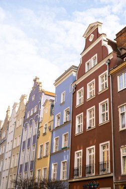 Gdansk Polonya 'daki eski kasabanın eski mimarisi. Şehir merkezinin güzel ve renkli eski evleri. Seyahat güzergahı. Turist eğlencesi