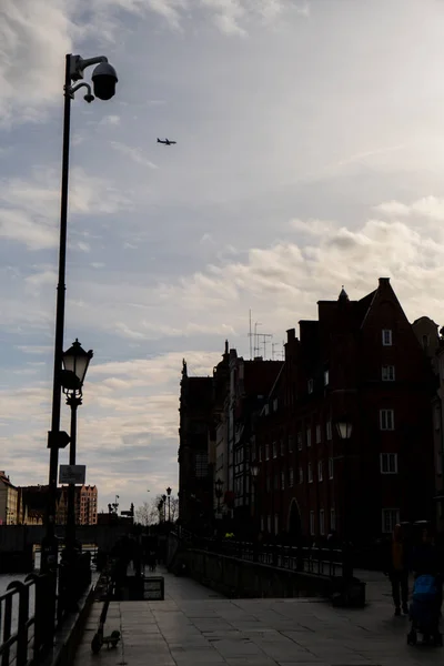 Avión Aterrizaje Gdansk Sobre Casco Antiguo Atracción Turística Destino Viaje —  Fotos de Stock