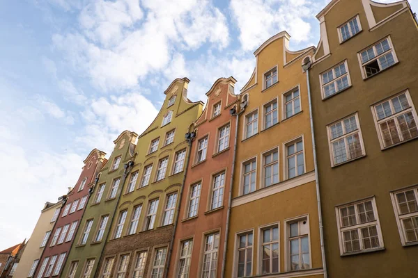 Gdansk Polonya 'daki eski kasabanın eski mimarisi. Şehir merkezinin güzel ve renkli eski evleri. Seyahat güzergahı. Turist eğlencesi