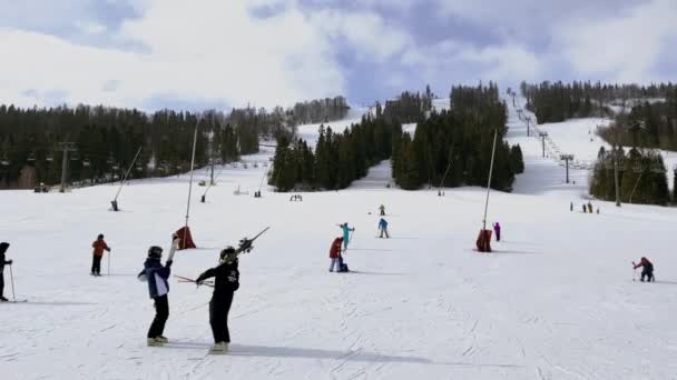Skiers Skiing Downhill Winter Resort Mountains Aerial Top View Ski — Αρχείο Βίντεο