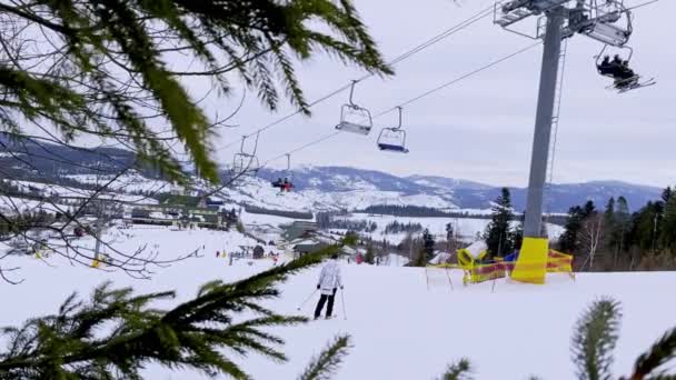 Skiërs Skiën Bergafwaarts Wintersportgebied Bergen Bovenaanzicht Vanuit Lucht Het Skigebied — Stockvideo