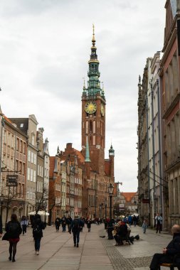 Gdansk Polonya - Mayıs 2022 Dluga Caddesi Ulica Dluga, eski kasaba. Eski mimari tarihi yer. Seyahat yerleri. Turistik yerler Eski binalar 