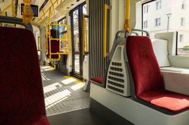 Gdansk Polonya - Mayıs 2022 Gdansk 'ta toplu taşıma sahnesi. Tramvay tramvay durağına varır. Ulaşım şehri trafiği. Gdansk Polonya 'daki tramvayın içi. Boş koltuklar, Modernleştirilmiş