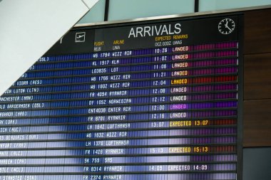 Gdansk Polonya - Mayıs 2022. Uçuş bilgi panosu, uçuşları kontrol ediyorum. Uluslararası havaalanı terminali uçuş tarifesindeki turistler. Seyahat konsepti Havalimanı Sekmesi uçuşların ertelendiğini ve iptal edildiğini gösterir