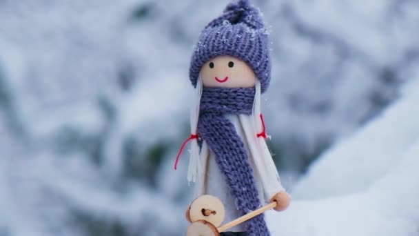 눈덮인 날씨로 눈덮인 눈덮인 속에서 스키를 안젤로 노미가 스카프와 모자를 — 비디오