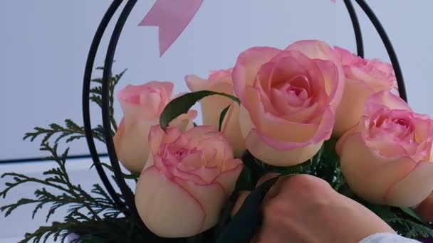 Vrouw Bloemist Het Maken Van Bloemen Boeket Bloemen Arrangement Doos — Stockvideo