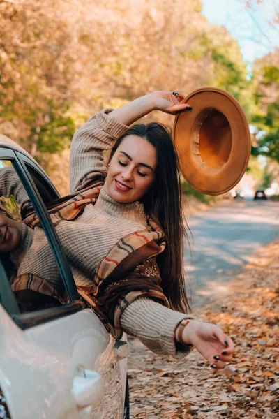 Молодая Женщина Шляпе Выглядит Счастливой Наслаждаясь Поездкой Молодая Женщина Длинными — стоковое фото