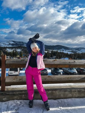 Bukovel Ukrayna - Şubat 2022 Kayakçı kadın kayak pistinde dinleniyor son derece dinlendirici aktif yaşam tarzı aktivitesi. Dağlarda yamaçta bayan kayakçı. Kış Aktif Spor Ülkesi