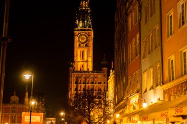 Gdansk Polonya - Mayıs 2022 Dlugi Targ ve Dluga Caddesi 'nin gece görüntüsü. Gece belediye binası. Gdansk, Polonya 'nın Pomeranya eyaletinin başkentidir. Gdansk 'taki ünlü Long Lane Caddesi.
