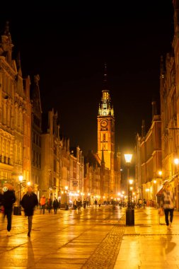 Gdansk Polonya - Mayıs 2022 Dlugi Targ ve Dluga Caddesi 'nin gece görüntüsü. Gece belediye binası. Gdansk, Polonya 'nın Pomeranya eyaletinin başkentidir. Gdansk 'taki ünlü Long Lane Caddesi.