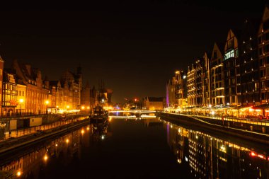 Geceleri Gdansk 'ta eski bir kasaba. Alacakaranlıktaki Moltawa Nehri Kenti 'ndeki Granary Adası yansıması. Alacakaranlıkta antik vinç. Gdansk Polonya 'yı ziyaret edin. Turist eğlencesi