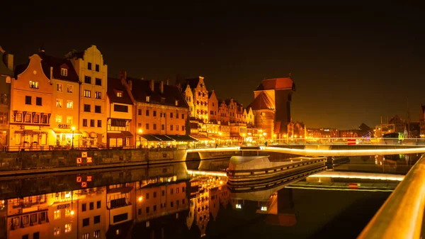 밤이면 그단스크의 마을이지 몰타와 경관에 나타나 그랑프리 기중기였지 Gdansk 폴란드 — 스톡 사진
