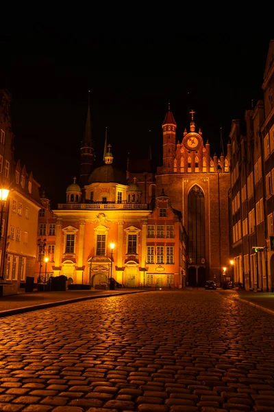 格但斯克的城市景观与圣玛丽大教堂和市政厅在晚上 Mariacka街的漂亮建筑 旧城区中心的圣玛丽教堂 格但斯克著名的欧洲街道访问 — 图库照片