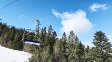 POV Boş Kayak Kaldırma Dağlık Kış Ormanı ve kışın Kayak Tatil Köyü 'nde sandalye kaldırma. Kar yağışlı hava Tatilleri Kış sporları ve açık hava aktiviteleri Snowboard sporu