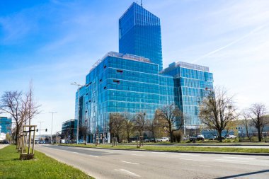 Gdansk Polonya - Mayıs 2022 Gdansk 'ta toplu taşıma sahnesi. Oliva İş Bölgesi Ulaşım Şehri trafiği. Tramvay otobüsleri şehir trafiği sıkışıklığı. Şehir hayatı