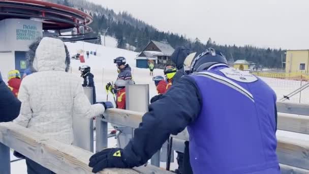 Bukovel Ukraine February 2022 People Going Ski Lift Snowy Mountain — Vídeos de Stock