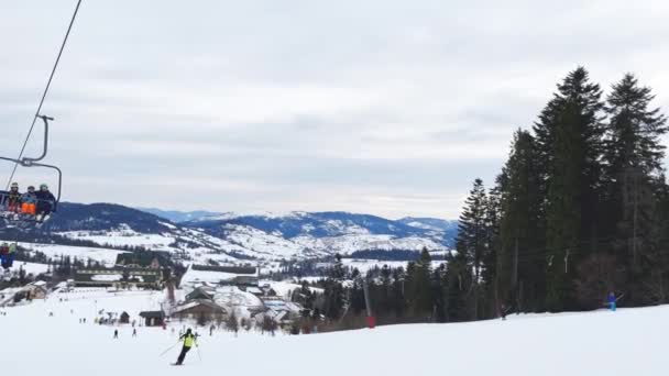 Bukovel Oekraïne Februari 2022 Mensen Gaan Ski Lift Besneeuwde Berg — Stockvideo