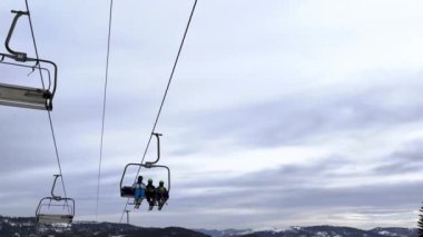 Bukovel Ukrayna - Şubat 2022 Kayak Kaldırma Dağlık Kış Ormanı 'na giden insanlar kış mevsiminde Kayak Tatil Köyü' nde sandalyelerini kaldırıyorlar. Karlı hava Tatilleri Kış sporları ve açık hava aktiviteleri