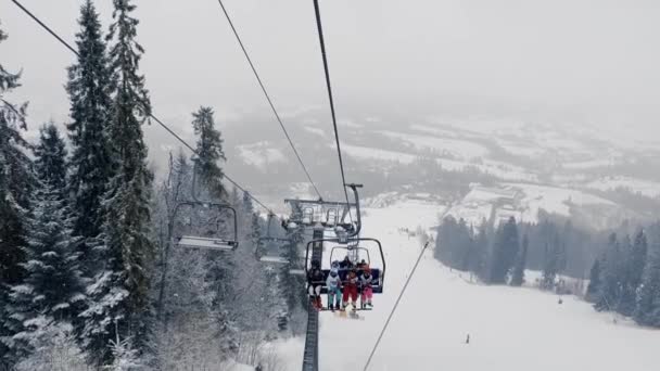 Bukovel Ukraine February 2022 People Going Ski Lift Snowy Mountain — Vídeo de Stock