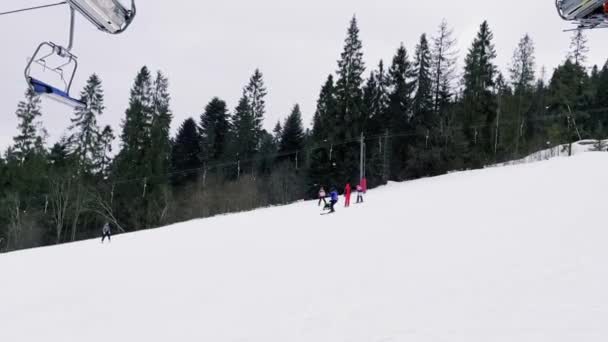 Skiërs Skiën Bergafwaarts Wintersportgebied Bergen Bovenaanzicht Vanuit Lucht Het Skigebied — Stockvideo