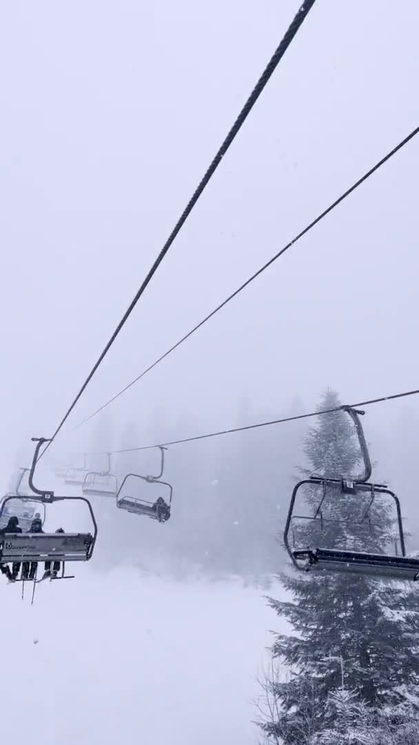 Bukovel Ukraine February 2022 Vertical Footage People Going Ski Lift — Αρχείο Βίντεο