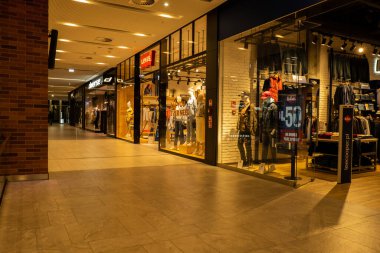 Gdansk Polonya - Nisan 2022. Forum galerisi alışveriş merkezi gece binanın içini gösteriyor. Modern alışveriş ve eğlence merkezi. Gdansk 'ın şehir merkezindeki mimari...