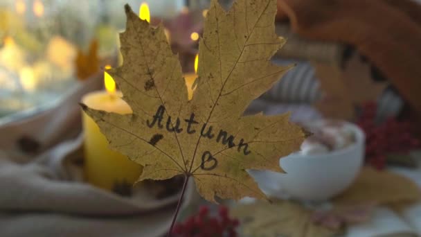 Jesienny Liść Klonu Tekstem Autumn Rękach Koncepcji Jesiennego Sezonu Projektowania — Wideo stockowe