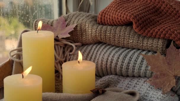 추수감사절 과헬로우 연휴를 노란색 조명을 스웨터 날씨가 집에서 기념하는 선택적 — 비디오