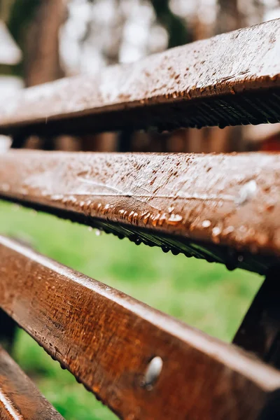 Βρεγμένο Παγκάκι Στο Πάρκο Στη Βροχή Βροχερός Καιρός Ξύλινη Καρέκλα — Φωτογραφία Αρχείου