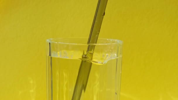 Mehrweg Trinkhalme Aus Glas Mit Wasser Auf Gelbem Hintergrund Eco — Stockvideo