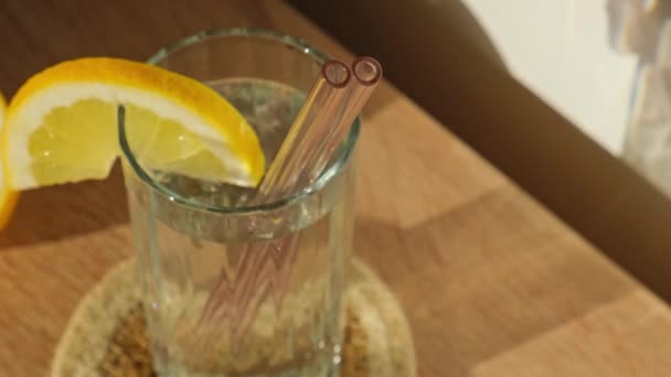Glas Water Met Vers Citroensap Met Herbruikbaar Glas Rietjes Detox — Stockvideo