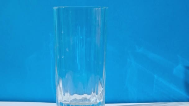 Adding Water Glass Blue Background Eco Friendly Drinking Straw Set — Stockvideo
