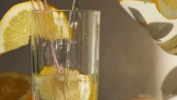 Tambahkan Air Jus Lemon Segar Dengan Reusable Glass Sedotan Detox — Stok Video