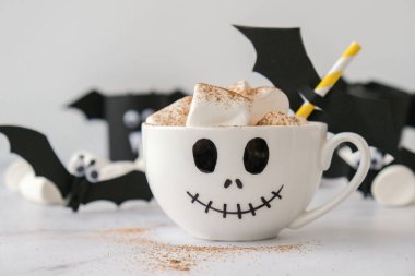 Boyalı beyaz bardak korkunç bacaklar ve lokum. Çocuklar için sıcak çikolata kakaosu. Cadılar Bayramı ev aktiviteleri sanat çocukları sanat sınıfı için el yapımı dekorasyonlar yapıyorlar..