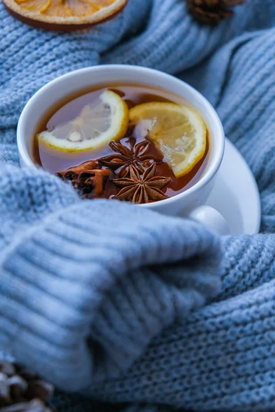 Camisola Azul Xícara Chá Quente Com Paus Canela Limão Anis — Fotografia de Stock