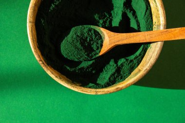 Mavi-yeşil klorella ve bambu eko kasesinde spirulina tozu, vegan, vejetaryen ya da bitki temelli diyet multivitamin B12, kaşıkta süper toz. Gıda takviye kaynağı