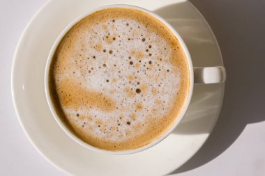Pampa otları ve kahve ile beyaz bardak. Sabah kahvaltısında Cappuccino içmek. Düz yatıyordu. Duvar kağıdı. Estetik. Konforlu ev