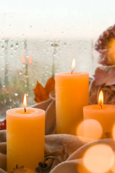 大家好 在舒适的家中 迎风飘扬 庆祝秋节假期 感恩节的树叶 香料和蜡烛都在温暖的黄灯下 挂在舒适的针织毛衣上 有选择的焦点雨下在窗外 — 图库照片