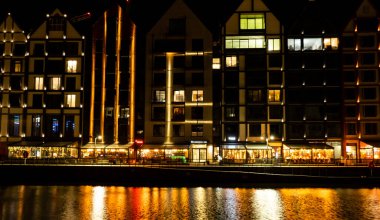 Gdansk Polonya Mart 2022 Gdansk eski kasaba gece. Alacakaranlıktaki Moltawa Nehri Kenti 'ndeki Granary Adası yansıması. Alacakaranlıkta antik vinç. Gdansk Polonya 'ya Seyahat Hedefini Ziyaret Et